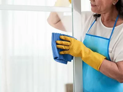 Städfirma utför städning putsar fönster